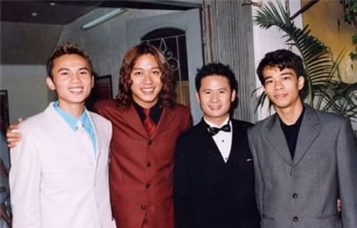 Một thời gian sau, Tuấn Hưng nuôi tóc dài và làm xoăn, tạo phong cách riêng nổi bật nhất trong nhóm. 