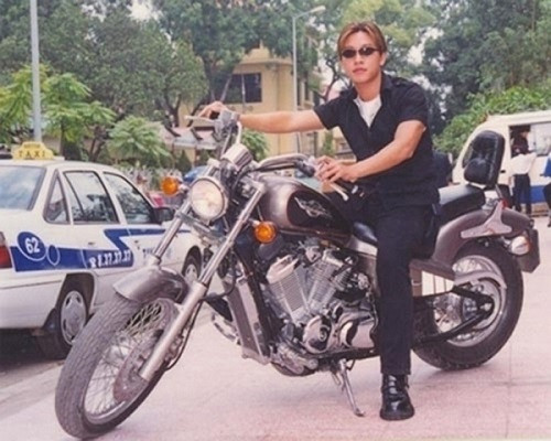 Kiểu tóc bổ luống Tuấn Hưng để năm 2000, được rất nhiều người trẻ thời đó yêu thích. 