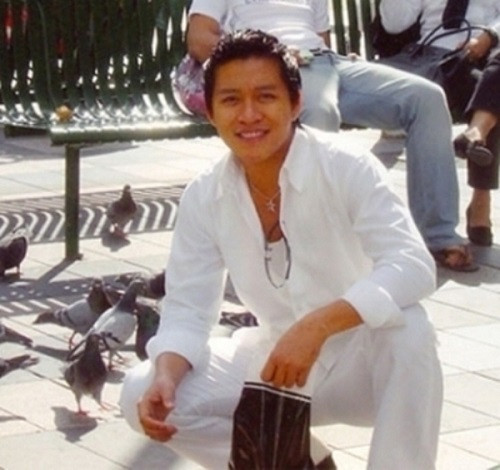 Kiểu tóc chải hất về phía sau, vuốt keo bóng loáng tạo vẻ nam tính, bảnh bao cho Tuấn Hưng.