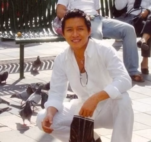 Kiểu tóc chải hất về phía sau, vuốt keo bóng loáng tạo vẻ nam tính, bảnh bao cho Tuấn Hưng.