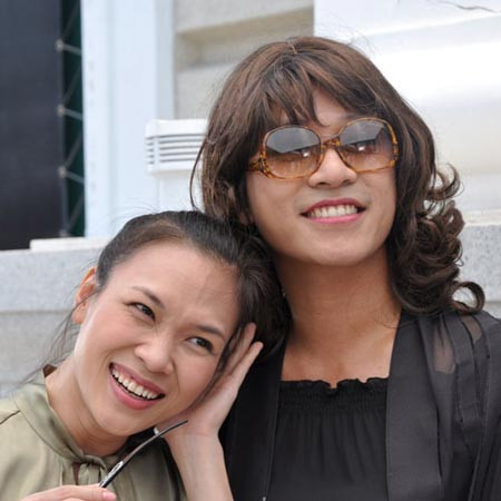 Kiểu tóc xoăn giả gái trong bộ phim "Cho một tình yêu" Tuấn Hưng đóng cặp với Mỹ Tâm năm 2011.