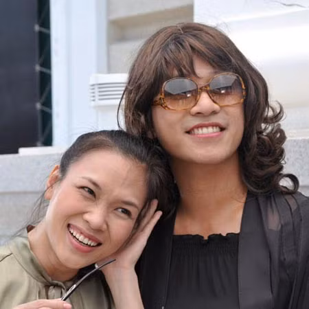 Kiểu tóc xoăn giả gái trong bộ phim "Cho một tình yêu" Tuấn Hưng đóng cặp với Mỹ Tâm năm 2011.