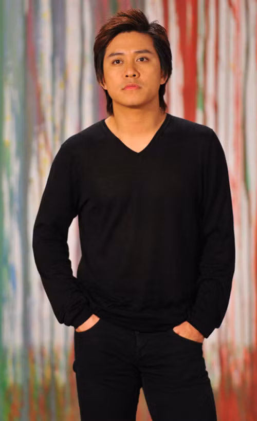 Cũng một thời, Tuấn Hưng để tóc dài quá mang tai, bổ luống lệch để lộ ra vầng trán cao, khiến nam ca sĩ trông lãng tử.