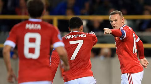 Rooney lap hat-trick giup M.U tro lai vong bang Champions League-Hinh-2