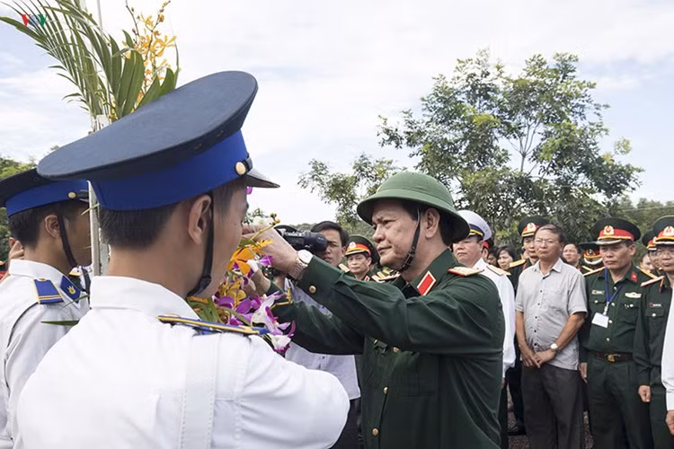 Thăm và làm việc tại Lữ đoàn 950 - Bộ Tư lệnh Quân khu 9, Thứ trưởng Bộ Quốc phòng Nguyễn Thành Cung yêu cầu các lực lượng vũ trang của Quân khu 9, Bộ Tư lệnh Hải quân Vùng 5, Bộ Tư lệnh Vùng Cảnh sát biển 4 phối hợp chặt chẽ với chính quyền địa phương, bảo đảm hài hòa phát triển kinh tế với giữ vững thế trận quốc phòng toàn dân.