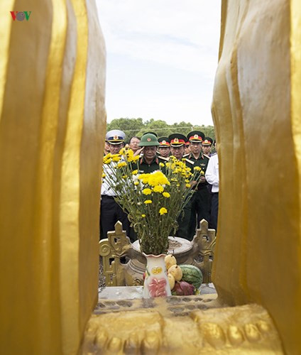 Đoàn công tác dâng hương tại Đài tưởng niệm Anh hùng Liệt sỹ tại Nhà tù Phú Quốc.