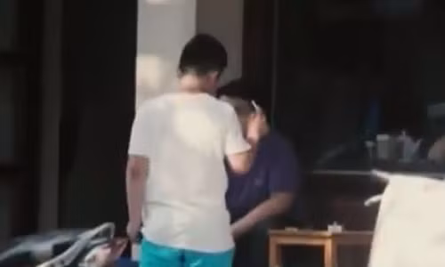 Clip: Tre em xin thuoc la va cai ket bat ngo