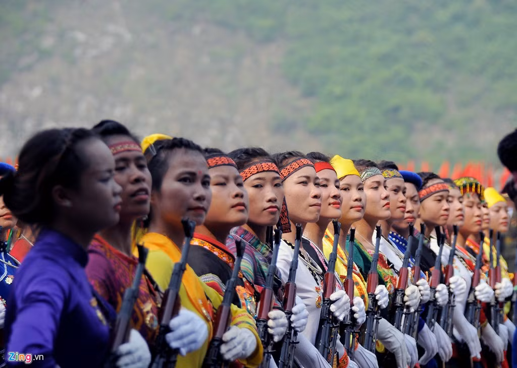 Các cô gái đại diện cho 54 dân tộc trên cả nước đã có nhiều tuần tập luyện mệt mỏi.