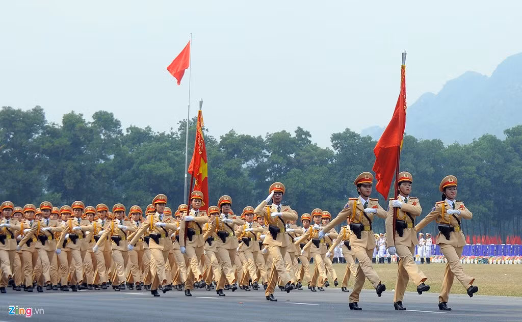 Khối nền, xếp hình thể hiện tầm vóc, ý nghĩa lịch sử trọng đại của Cách mạng Tháng 8, Quốc khánh 2/9, và lòng khát khao hòa bình, độc lập của dân tộc Việt Nam.