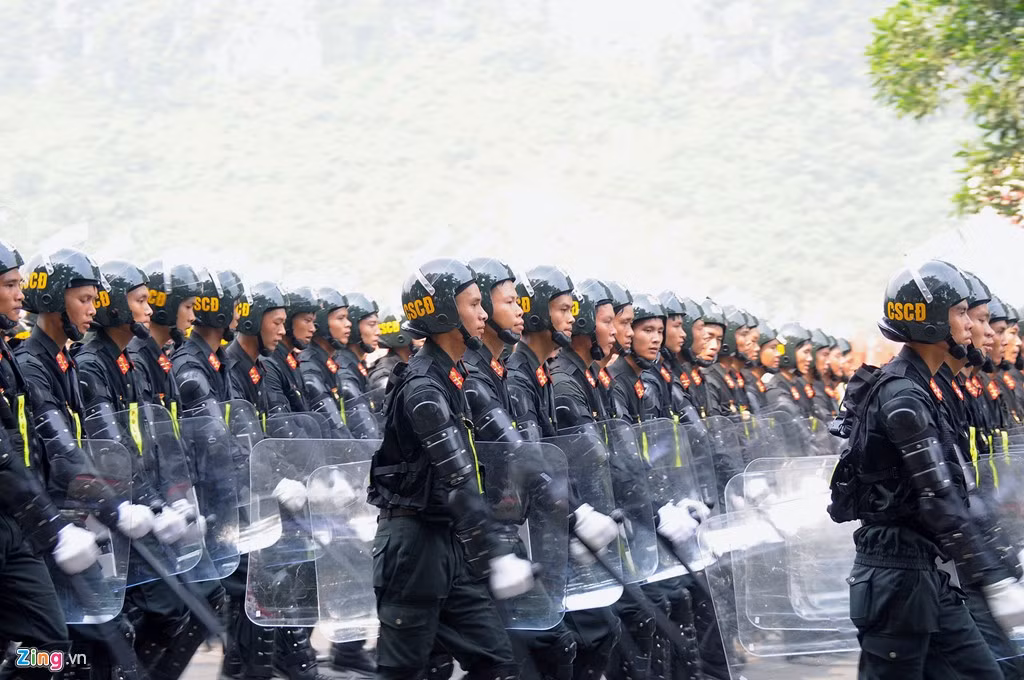 Khối nam cảnh sát cơ động.