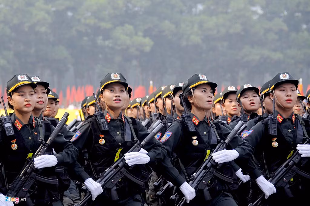Lực lượng nữ cảnh sát cơ động cũng tham gia diễu binh lần này.