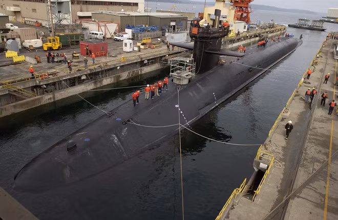 USS Michigan (lớp Ohio) trong quá trình chuyển đổi vai trò thành tàu ngầm tấn công hạt nhân. Một chi tiết khá thú vị là Hải quân Mỹ không sản xuất và sử dụng tàu ngầm điện-diesel cho dù họ có đủ khả năng để chế tạo nó.