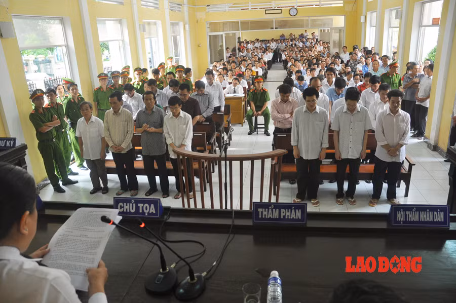 HĐXX tuyên án phạt 27 bị cáo, trong đó có 2 bị cáo thuộc Cty Phương Nam và 25 bị cáo là cán bộ của 5 ngân hàng. Trong ngày, rất đông người là người thân, bạn bè đồng nghiệp các bị cáo đến xem.