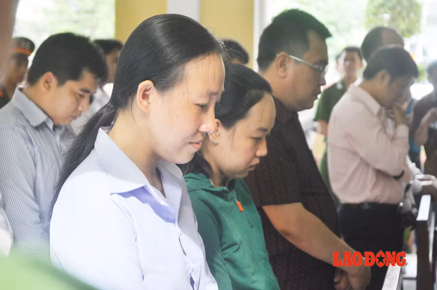 Bị cáo Trịnh Thị Hồng Phượng (nguyên Phó giám đốc Cty Phương Nam) bị tuyên án 12 năm tù giam, về tội “Lừa đảo chiếm đoạt tài sản”.