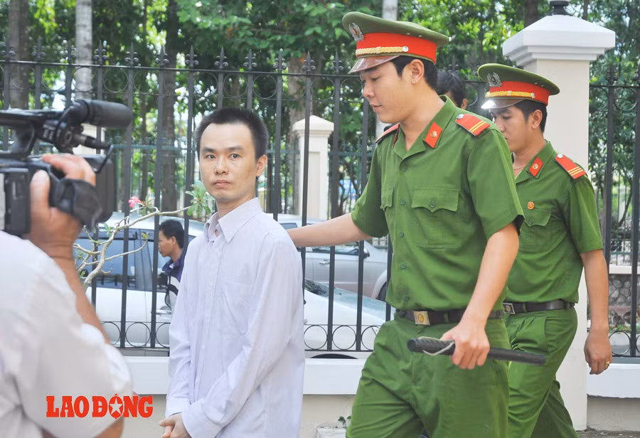 Bị cáo Lâm Minh Mẫn (nguyên Kế toán trưởng Cty Phương Nam) bị HĐXX tuyên phạt 14 năm tù giam về tội “Lừa đảo chiếm đoạt tài sản”.