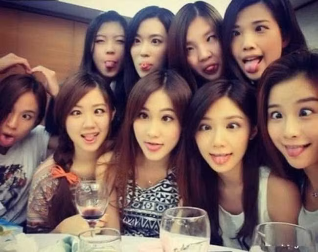 Sao mà mắt ai cũng bị lé vậy ta? Một kiểu tự sướng quá độc!