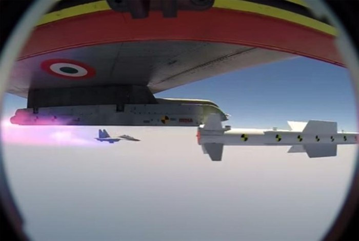 Astra được thiết kế mang ảnh hưởng từ tên lửa R-77 nhưng sở hữu nhiều tính năng và ưu điểm hơn tên lửa Nga. Tên lửa Ấn Độ sử dụng cơ chế dẫn hướng kết hợp quán tính, cập nhật tham số mục tiêu và radar chủ động giai đoạn cuối.