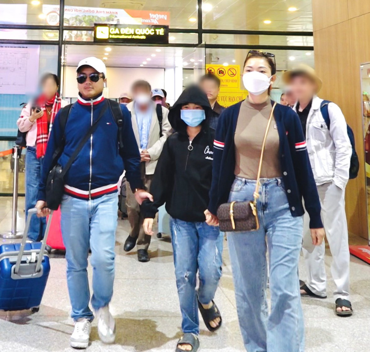 “Hot girl” lap facebook ao, lua ban ve may bay qua mang