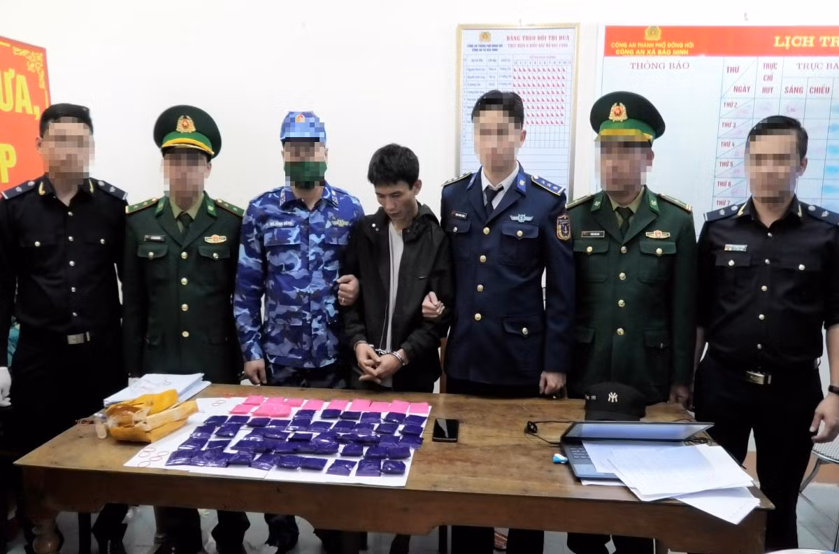 Quang Binh: Bat giu doi tuong van chuyen hon 11.000 vien ma tuy