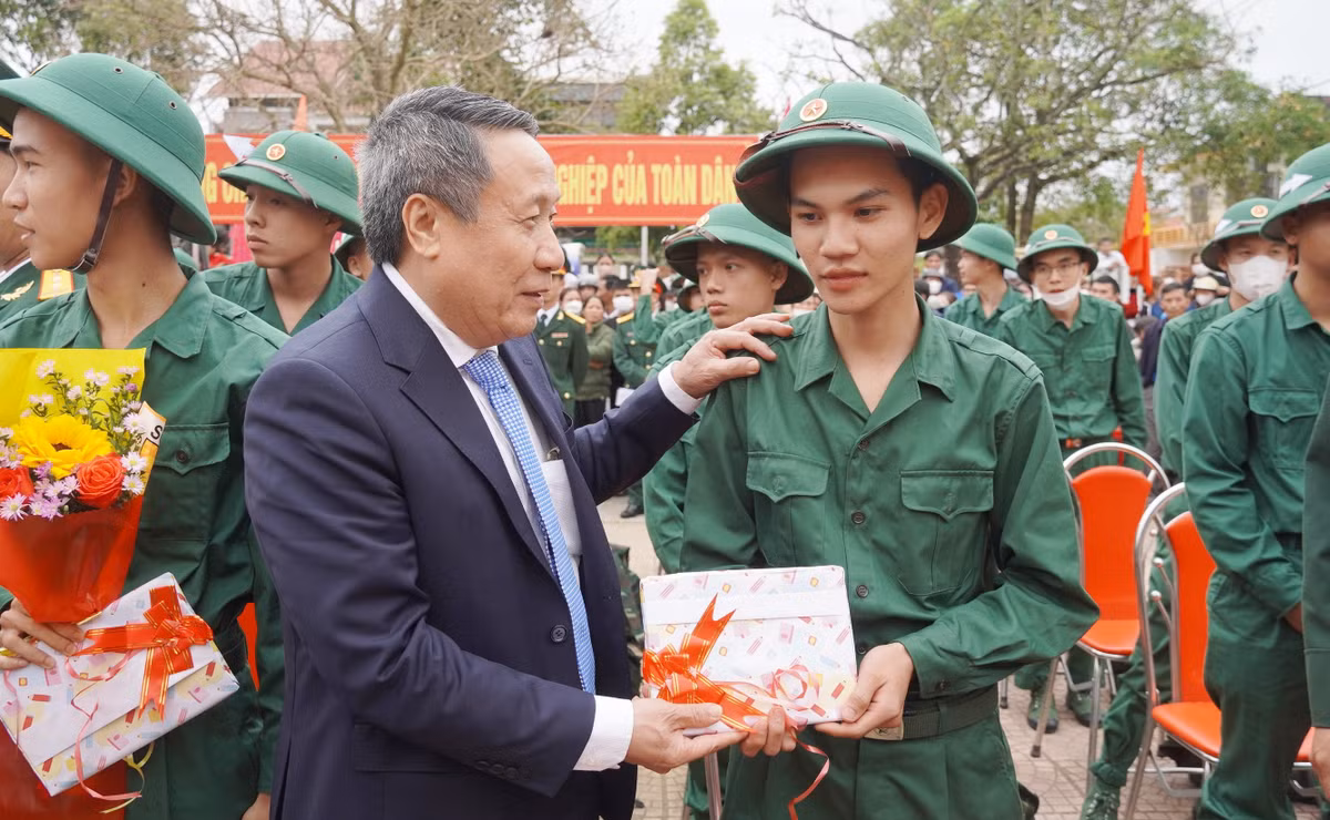 Phó Chủ tịch Thường trực UBND tỉnh Quảng Trị Hà Sỹ Đồng tặng quà, động viên tân binh lên đường nhập ngũ.