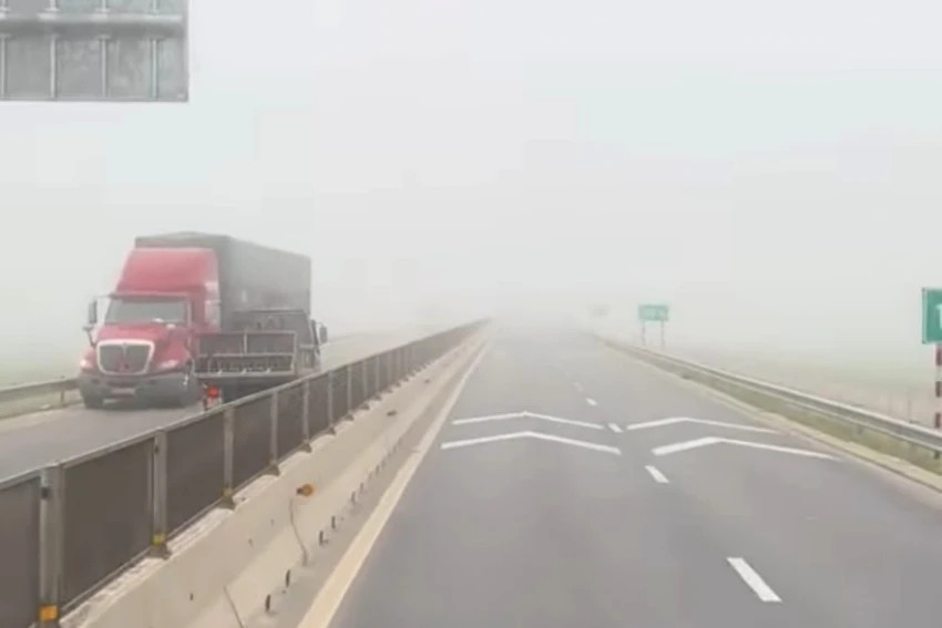 Xử phạt tài xế lái xe tải chạy ngược chiều trên cao tốc - Hình 2 Xu phat tai xe lai xe tai chay nguoc chieu tren cao toc-Hinh-2