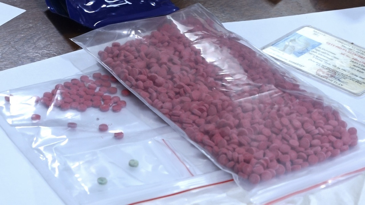 Kiểm tra nồng độ cồn, thu giữ gần 2.000 viên ma tuý - Hình 2 Kiem tra nong do con, thu giu gan 2.000 vien ma tuy-Hinh-2