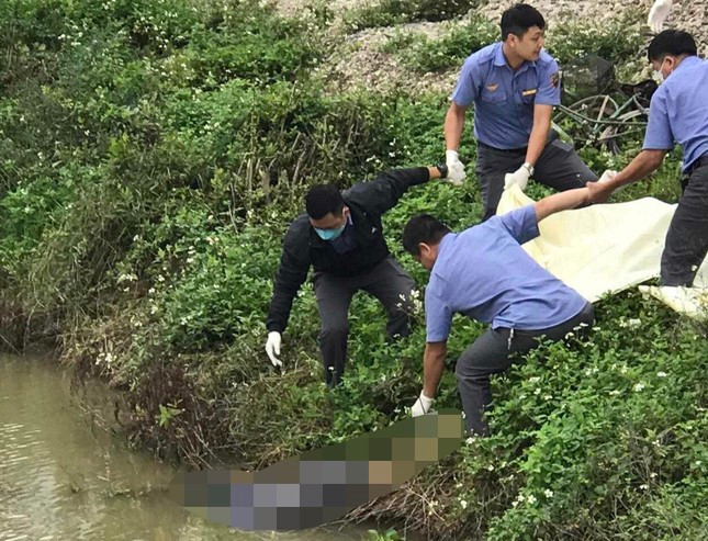 Băng qua đường sắt, cụ ông 86 tuổi bị tàu hoả tông tử vong Bang qua duong sat, cu ong 86 tuoi bi tau hoa tong tu vong