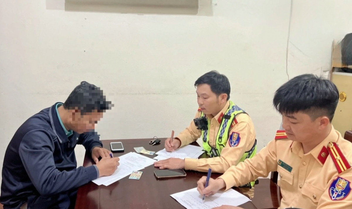 Xử phạt tài xế lái xe tải chạy ngược chiều trên cao tốc Xu phat tai xe lai xe tai chay nguoc chieu tren cao toc