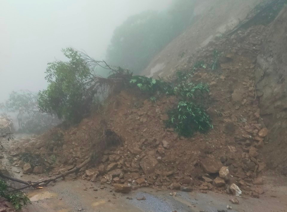 Sạt lở gây tắc nghẽn đường lên Cửa khẩu quốc tế Cầu Treo - Hình 2 Sat lo gay tac nghen duong len Cua khau quoc te Cau Treo-Hinh-2