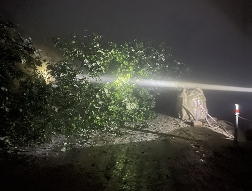 Sạt lở gây tắc nghẽn đường lên Cửa khẩu quốc tế Cầu Treo Sat lo gay tac nghen duong len Cua khau quoc te Cau Treo