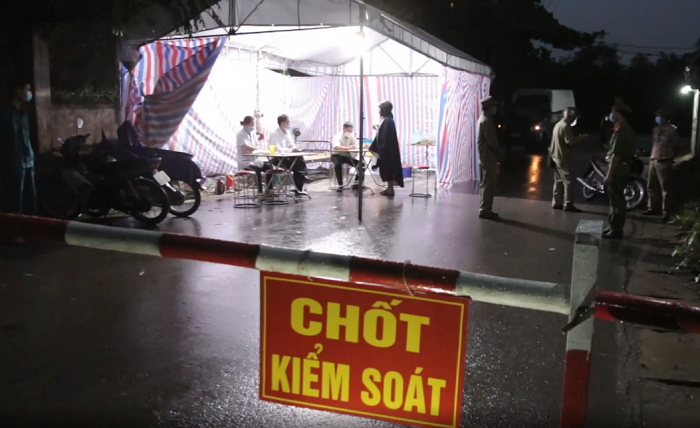 Hoa Binh gian cach mot huyen, kiem soat nghiem ngat cac phuong tien