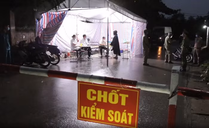 Hoa Binh gian cach mot huyen, kiem soat nghiem ngat cac phuong tien