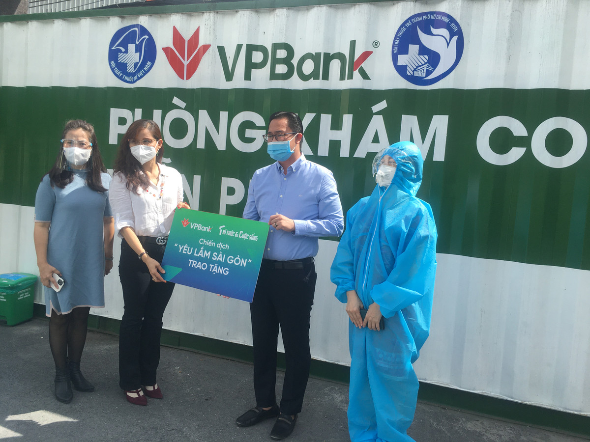 Bao Tri thuc va Cuoc song chia se kho khan voi nguoi dan TP HCM-Hinh-4