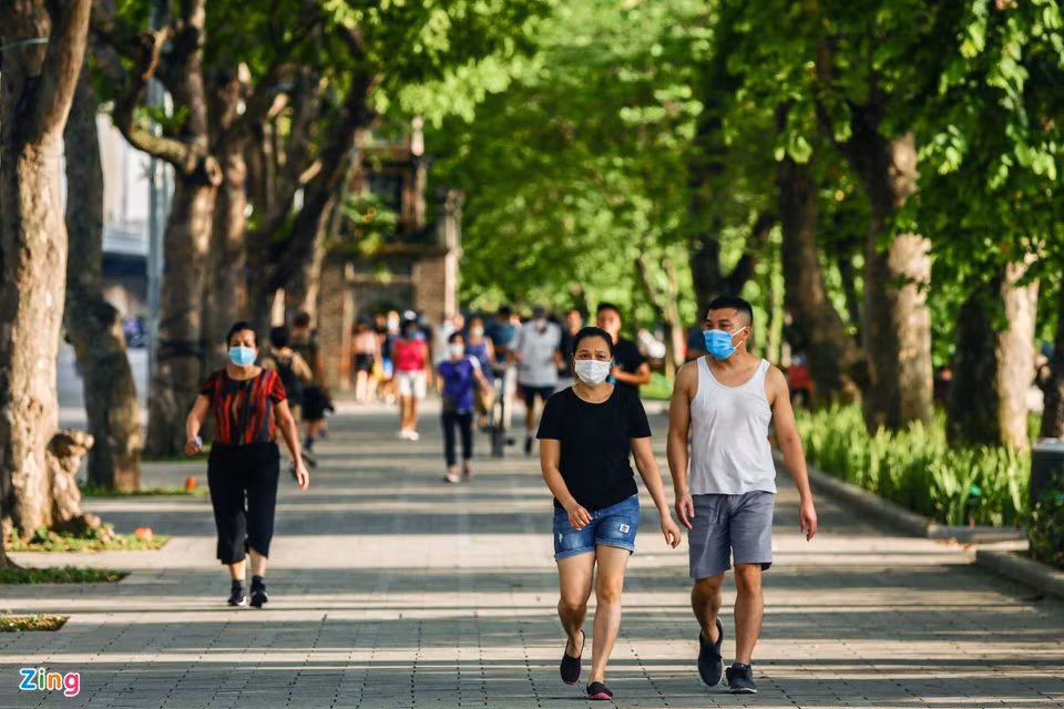 Trước đó khoảng 2 tiếng, nhiều người tranh thủ thời gian cuối trước giờ cấm thể dục đi bộ tận hưởng ánh nắng chiều đẹp rực rỡ ở thủ đô. Nhiệt độ hôm nay chỉ từ 26 - 29 độ C, khá mát mẻ.