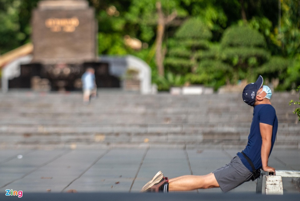 Như vậy, sau khoảng 2 tuần nới lỏng các quy định giới nghiêm, UBND TP Hà Nội đánh giá tình hình dịch bệnh có diễn biến phức tạp trở lại và lại siết chặt các quy định