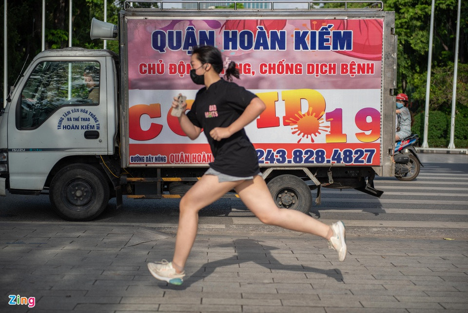 Chị Dương Thị Thu (37 tuổi, ở quận Hoàn Kiếm) cũng tỏ ra bất ngờ nghe tin sẽ không được tập thể dục ngoài trời sau 18h. Tuy nhiên, chị cho biết bản thân sẽ nghiêm chỉnh chấp hành. "Tập trong nhà thì đương nhiên sẽ không thoải mái như ngoài trời nhưng dịch bệnh nguy hiểm. Tại nhà, tôi vẫn còn máy chạy bộ", chị Thu cho biết.
