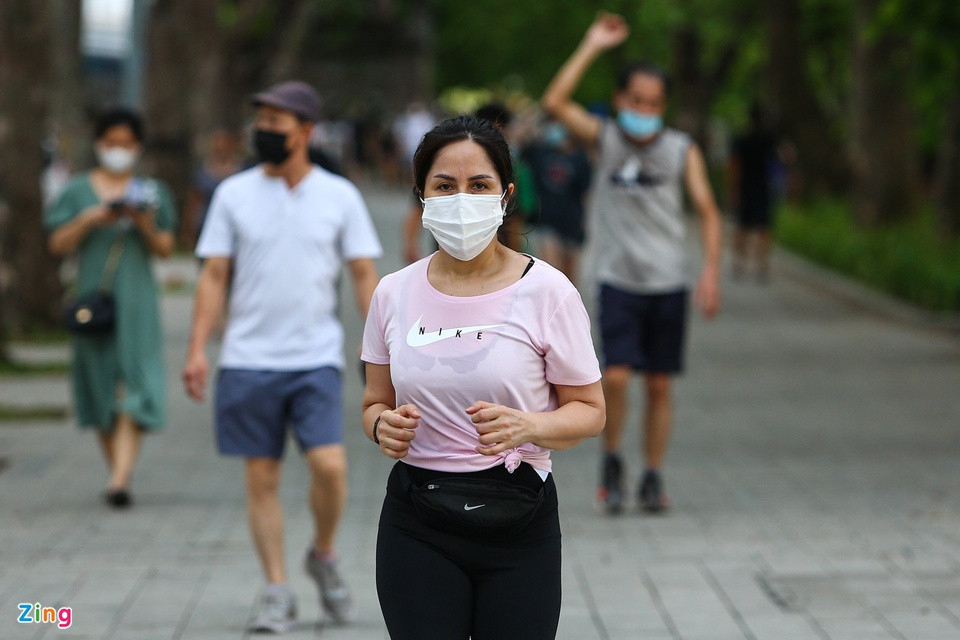 Trước đó, chiều 8/7, Phó chủ tịch UBND Hà Nội Chử Xuân Dũng ký ban hành văn bản điều chỉnh một số biện pháp phòng phòng, chống dịch Covid-19 trên địa bàn. Trong đó, từ 18h cùng ngày, hoạt động thể dục, thể thao ngoài trời sẽ bị cấm.