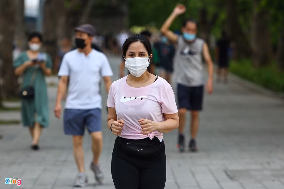 Trước đó, chiều 8/7, Phó chủ tịch UBND Hà Nội Chử Xuân Dũng ký ban hành văn bản điều chỉnh một số biện pháp phòng phòng, chống dịch Covid-19 trên địa bàn. Trong đó, từ 18h cùng ngày, hoạt động thể dục, thể thao ngoài trời sẽ bị cấm.