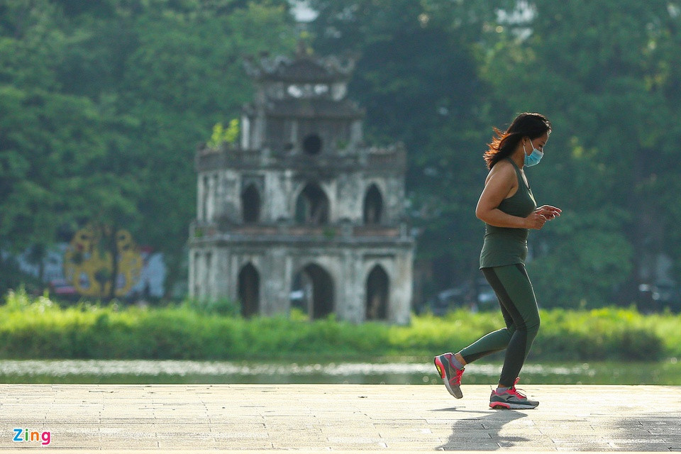Thủ đô vừa mới được nới lỏng giãn cách được 2 tuần. Khu vực ven hồ Gươm, hồ Tây là hai trong số nơi có lượng người thể dục đông của Hà Nội.