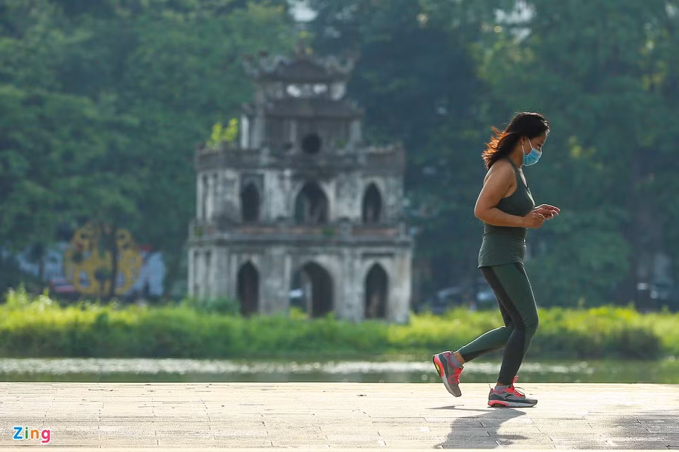 Thủ đô vừa mới được nới lỏng giãn cách được 2 tuần. Khu vực ven hồ Gươm, hồ Tây là hai trong số nơi có lượng người thể dục đông của Hà Nội.