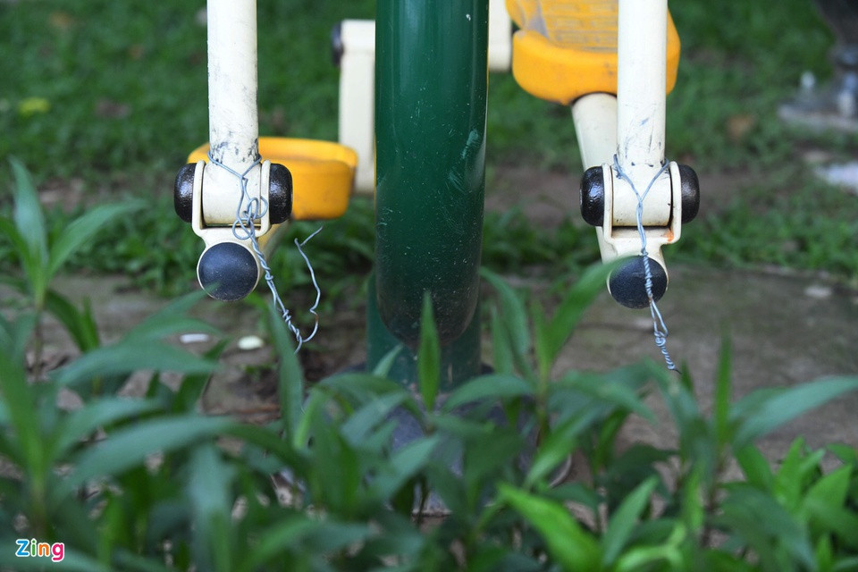 Những sợi dây thép niêm phong được tháo gỡ chưa bao lâu, nay chuẩn bị phải buộc lại trên những thiết bị tập luyện ở vườn hoa.