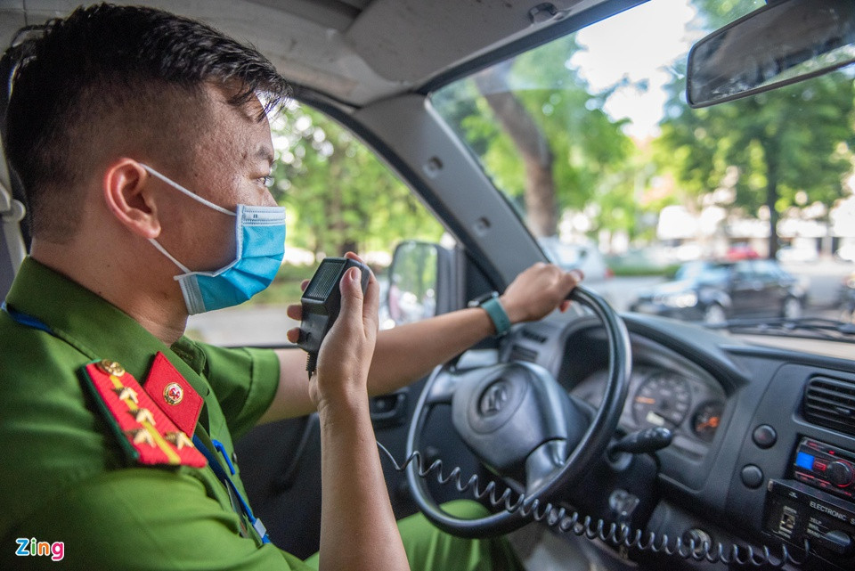 Ngay khi nhận chỉ đạo, dù chưa đến 18h, lực lượng Công an quận Hoàn Kiếm đã ra quân phát loa tuyên truyền, yêu cầu người dân dừng các hoạt động thể dục thể thao.