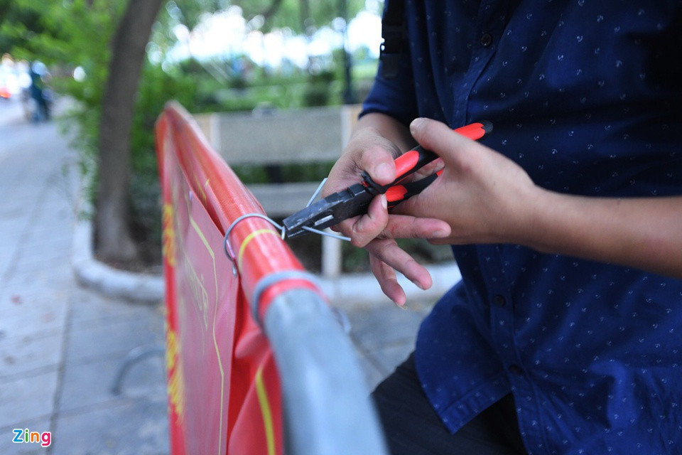 Anh Quyết, cán bộ UBND phường Thuỵ Khuê, có mặt tại khu tập thể dục ngoài trời ven hồ Tây để treo áp phích thông báo lệnh cấm mới. Anh cho biết ngay từ khi có chỉ đạo, lực lượng chức năng của phường liền có mặt để thực hiện nhiệm vụ.