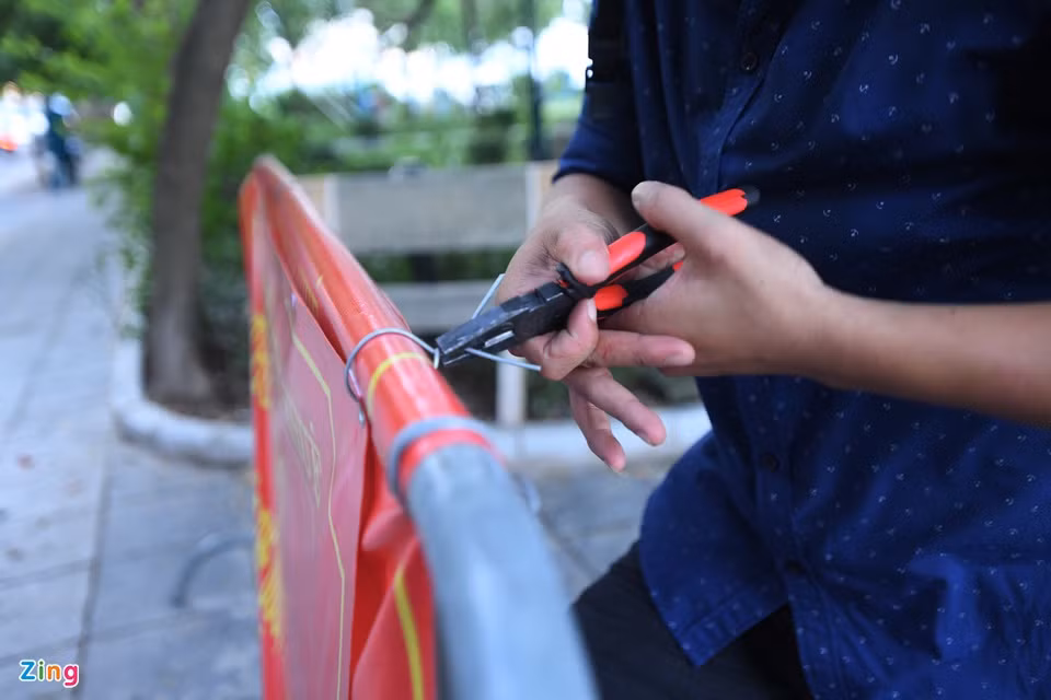 Anh Quyết, cán bộ UBND phường Thuỵ Khuê, có mặt tại khu tập thể dục ngoài trời ven hồ Tây để treo áp phích thông báo lệnh cấm mới. Anh cho biết ngay từ khi có chỉ đạo, lực lượng chức năng của phường liền có mặt để thực hiện nhiệm vụ.