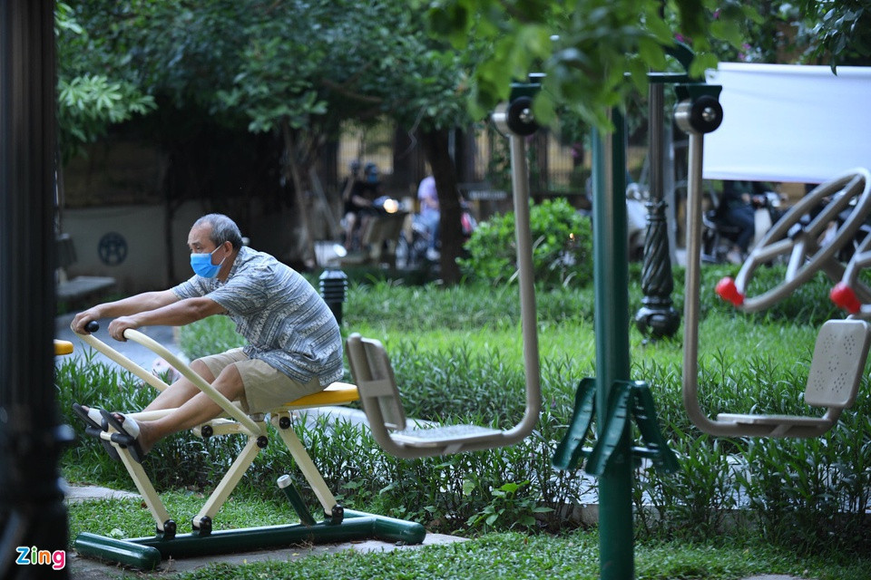 17h35, khu thể thao ngoài trời ven hồ Tây lác đác vài người dân tập thể dục, một phần vì thời tiết có mưa nhỏ nên vắng hơn thường lệ. Ông Nguyễn Trọng Thạch (61 tuổi) cho biết đang tập dở thì trời đổ mưa. "Sau khi tạnh tôi tranh thủ thêm một lúc vì ngày mai không còn cơ hội. Vừa mới quay trở lại tập nay lại phải dừng. Tuy vậy, chúng tôi đành phải chấp nhận để đảm bảo công tác phòng dịch”, ông Thạch nói.