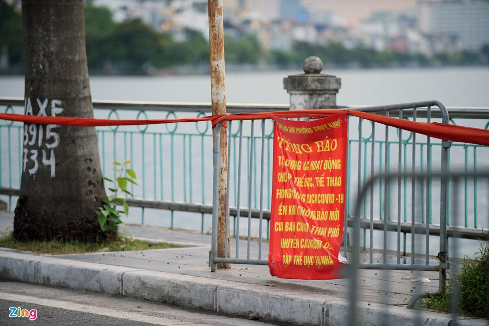 Dọc vỉa hè xung quanh hồ Tây đã được chăng dây và treo thông báo để người dân nắm tình hình.