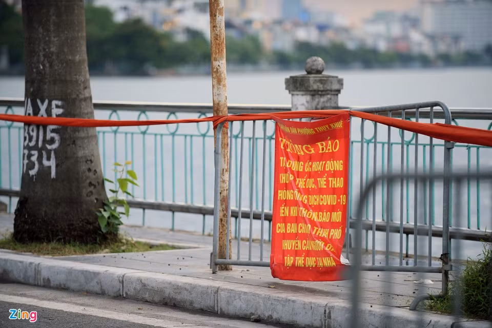 Dọc vỉa hè xung quanh hồ Tây đã được chăng dây và treo thông báo để người dân nắm tình hình.
