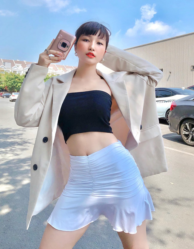 Số đo ba vòng của cô nàng là 82-60-93 (cm).