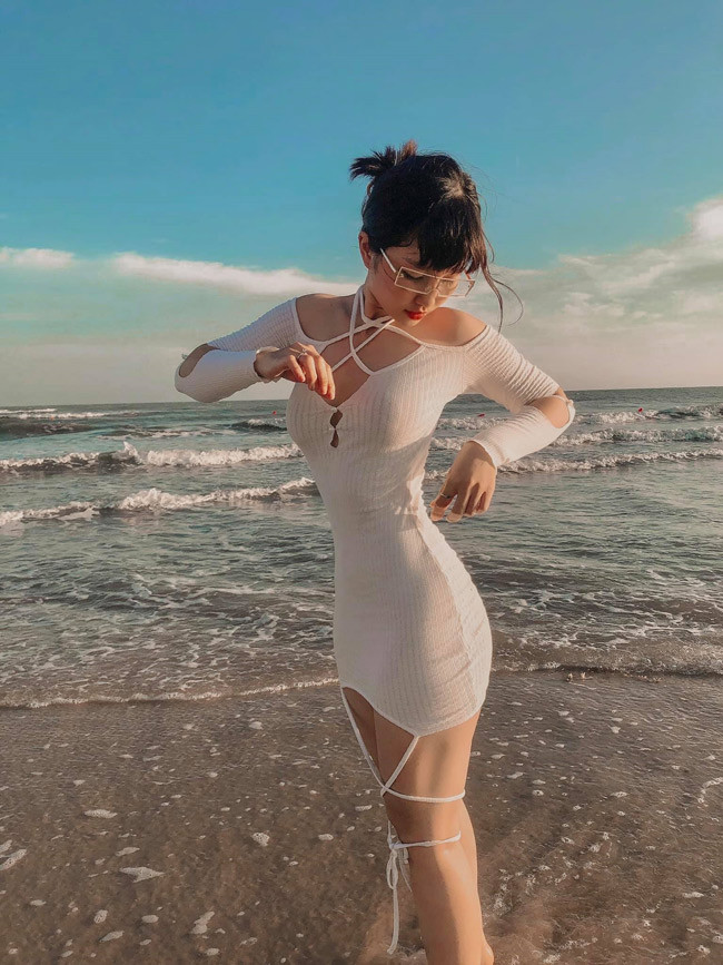 Nổi tiếng trên mạng xã hội với những bức hình sexy, Heri Trương gặp khá nhiều rắc rối.