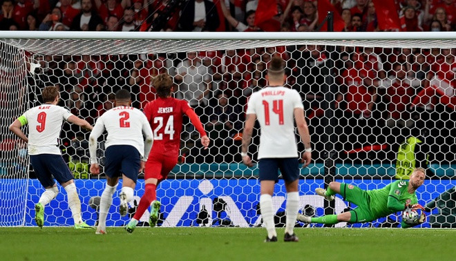 Schmeichel bi chieu laser vao mat trong luc bat penalty